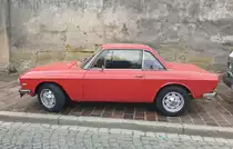 Profilansicht eines Lancia Fulvia Coupe 1.3S der Seria 3, wie er von 1968 bis 1970 gebaut wurde. Das Sportcoupe Fulvia kam bereits 1965 auf den Markt. Im Laufe der Jahre gab es einige optische und technische Retuschen. Während der gesamten Produktionszeit wurden fast 139.800 Einheiten gebaut. Hier wurde ein 1.3S abgelichtet, von dem genau 16.827 Stück vom Band liefen. Der V4-Motor hat einen Hubraum von 1298 cm³ und leistet zwischen 87 PS und 93 PS. Bamberg am 31.05.2022.