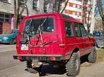 Rückansicht: Land Rover Discovery der ersten Generation, dreitürer. Foto: März 2021.