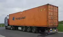 =DAF der Spedition STARMANS steht mit einem Container der HAPAG LLOYD auf einem Rastplatz an der A 3, 03-2022