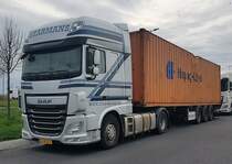 =DAF der Spedition STARMANS steht mit einem Container der HAPAG LLOYD auf einem Rastplatz an der A 3, 03-2022