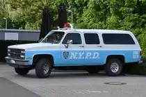 Ein Chevrolet Suburban der 8. Generation in den Farben der New Yorker Polizei. (Witten, Mai 2022)