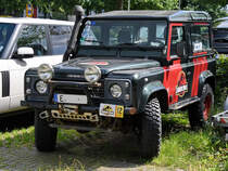 Auf einem Parkplatz in Essen war Mitte Juni 2022 dieser Landrover 90 in auffälliger Bemalung zu sehen.