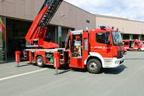 Feuerwehr Eschborn Mercedes Benz Atego DLK 23/12 am 11.06.22 in Eschborn beim der offenen Tür