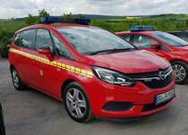 =Opel als Kommandowagen der Feuerwehr NIEDERKASSEL, gesehen auf dem Parkplatzgelände der RettMobil 2022 in Fulda, 05-2022