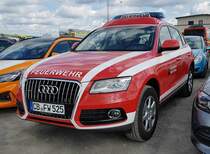 =Audi Q 5 quattro als Kommandowagen der Feuerwehr COTTBUS, gesehen auf dem Parkplatzgelände der RettMobil 2022 in Fulda, 05-2022