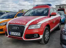 =Audi Q 5 quattro als Kommandowagen der Feuerwehr COTTBUS, gesehen auf dem Parkplatzgelände der RettMobil 2022 in Fulda, 05-2022