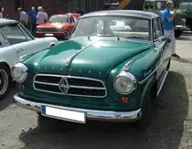 Borgward Isabella Limousine TS. Die Isabella kam 1954 auf den Markt und wurde bis zur Insolvenz im Jahr 1962 produziert. Das Modell Isabella war das erfolgreichste Automobil der Firma Borgward. Er war technisch hervorragend konzipiert und seine äußere Form wurde mit großem Beifall begrüßt. Hier wurde eine Isabella abgelichtet, wie sie ab 1958 gefertigt wurde. Dieses ist am kleinen Rhombus im Kühlergrill erkennbar. Die abgelichtete Isabella TS stammt aus dem Jahr 1961. Die motorisch stärkeren TS-Modelle standen ab September 1955 bei den Händlern. Der Vierzylinderreihenmotor hat einen Hubraum von 1493 cm³ und leistet in der TS-Version 75 PS. Die Höchstgeschwindigkeit einer Isabella TS soll 150 km/h betragen haben. Oldtimertreffen an der  Alten Dreherei  in Mülheim an der Ruhr am 18.06.2022.