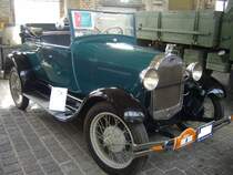 Ford Model A Roadster Standard, produziert in den Jahren von 1928 bis 1931. Während seiner vierjährigen Produktionszeit verkaufte sich das Model A über 4.3 Millionen mal (alle Karosserieversionen zusammen gerechnet). Der abgelichtete Wagen stammt aus dem ersten Produktionsjahr 1928 und verbrachte seine Jugend in New York City. Der Vierzylinderreihenmotor hat einen Hubraum von 3285 cm³ und leistet 40 PS. Der Zweisitzer mit zusätzlichem Schwiegermuttersitz, erreicht mit dieser Motorleistung eine Höchstgeschwindigkeit von ca. 95 km/h. Oldtimertreffen an der  Alten Dreherei  in Mülheim an der Ruhr am 18.06.2022.
