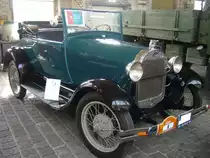 Ford Model A Roadster Standard, produziert in den Jahren von 1928 bis 1931. Während seiner vierjährigen Produktionszeit verkaufte sich das Model A über 4.3 Millionen mal (alle Karosserieversionen zusammen gerechnet). Der abgelichtete Wagen stammt aus dem ersten Produktionsjahr 1928 und verbrachte seine Jugend in New York City. Der Vierzylinderreihenmotor hat einen Hubraum von 3285 cm³ und leistet 40 PS. Der Zweisitzer mit zusätzlichem Schwiegermuttersitz, erreicht mit dieser Motorleistung eine Höchstgeschwindigkeit von ca. 95 km/h. Oldtimertreffen an der  Alten Dreherei  in Mülheim an der Ruhr am 18.06.2022.