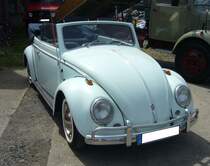 VW Typ 15 aus dem Jahr 1956. Das Karmann Cabriolet hat einen, im Heck verbauten, luftgekühlten, Vierzylinderboxermotor, der aus einem Hubraum von 1192 cm³ 30 PS leistet. Oldtimertreffen an der  Alten Dreherei  in Mülheim an der Ruhr am 18.06.2022.