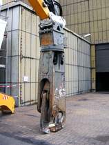 Ein Abbruchgert an einem Liebherr-Hydraulikbagger auf dem Gelnde des Bergwerks Auguste Victoria 3/7 in Marl beim Tag der offenen Tr am 9. Mai 2009. 
