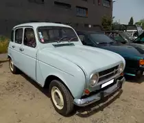 Renault R4, wie er von 1967 bis 1974 gebaut wurde. Der bereits 1961 vorgestellte R4 war ein Millionenseller. Der hier gezeigte R4 stammt aus dem Jahr 1969. Diese Modelle sind an der so genannten  Alubrille  an der Frontmaske zu erkennen. Für den heimischen, französischen Markt war der R4 im Modelljahr 1968 mit einem Vierzylinderreihenmotor ausgerüstet, der aus einem Hubraum von 747 cm³ 27 PS leistete. Die Fahrzeuge für den Exportmarkt hatten ebenfalls einen Vierzylinderreihenmotor, der allerdings mit einem Hubraum von 845 cm³ und einer Leistung von 27 PS oder 36 PS aufwarten konnte. Oldtimertreffen an der  Alten Dreherei  in Mülheim an der Ruhr am 18.06.2022.