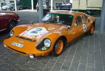 Melkus RS 1000 Sport Coupe, gebaut in Kleinstserie von 1969 bis 1973. Der Dresdner Fahrlehrer Heinz Melkus konstruierte dieses Modell als straßentauglichen Rennwagen. Das als Mittelmotor verbaute Aggregat stammt vom Wartburg 353. Bis 1972 wurde ein Dreizylinderzweitaktmotor mit 70 PS aus einem Hubraum von 992 cm³ verbaut. Im letzten Produktionsjahr erhöhte sich der Hubraum auf auf 1119 cm³ ohne das sich die Leistung erhöhte. Die Kunststoffkarosserien mit den Flügeltüren wurden beim VEB Robur-Werke in Zittau/Sachsen gefertigt. Oldtimertreffen an der  Alten Dreherei  in Mülheim an der Ruhr am 18.06.2022.