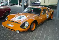 Melkus RS 1000 Sport Coupe, gebaut in Kleinstserie von 1969 bis 1973. Der Dresdner Fahrlehrer Heinz Melkus konstruierte dieses Modell als straßentauglichen Rennwagen. Das als Mittelmotor verbaute Aggregat stammt vom Wartburg 353. Bis 1972 wurde ein Dreizylinderzweitaktmotor mit 70 PS aus einem Hubraum von 992 cm³ verbaut. Im letzten Produktionsjahr erhöhte sich der Hubraum auf auf 1119 cm³ ohne das sich die Leistung erhöhte. Die Kunststoffkarosserien mit den Flügeltüren wurden beim VEB Robur-Werke in Zittau/Sachsen gefertigt. Oldtimertreffen an der  Alten Dreherei  in Mülheim an der Ruhr am 18.06.2022.