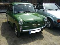 Autobianchi Bianchina Limousine, gebaut in den Jahren von 1962 bis 1969. Die Bianchina war bereits im Jahr 1957 als Coupe auf den Markt gekommen. Die Motorisierung war kongruent mit der des Fiat 500. Also in diesem Fahrzeug, ein im Heck verbauter Zweizylindermotor mit einem Hubraum von 499 cm³ und einer Leistung von 17 PS. Insbesondere die Damenwelt fand damals gefallen an diesem schicken Kleinwagen mit Pontonkarosserie. Oldtimertreffen an der  Alten Dreherei  in Mülheim an der Ruhr am 18.06.2022.