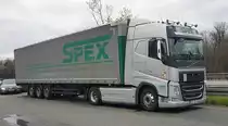 =Volvo FH 460-Sattelzug der Spedition SPEX steht im April 2022 auf einem Rastplatz an der A 3