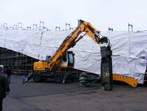 Ein Liebherr-Hydraulikbagger auf dem Gelnde des Bergwerks Auguste Victoria 3/7 in Marl beim Tag der offenen Tr am 9. Mai 2009. 
