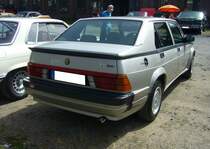 Heckansicht eines Alfa Romeo 75 3.0 V6 America. Oldtimertreffen an der  Alten Dreherei  in Mülheim an der Ruhr am 18.06.2022.