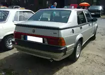 Heckansicht eines Alfa Romeo 75 3.0 V6 America. Oldtimertreffen an der  Alten Dreherei  in Mülheim an der Ruhr am 18.06.2022.