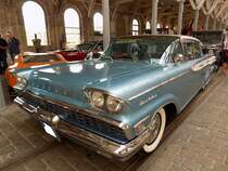 Mercury Montclair Sedan aus dem Jahr 1959. Die Modellreihe Montclair war im Modelljahr 1959 die mittlere Ausstattungsvariante im Programm der Ford-Tochter Mercury. Darunter war der Monterey und darüber der Park Lane angesiedelt. Ein solcher, im Farbton neptune turquoise lackierter Montclair war ab US$ 3308,00 zu haben. Als Montclair Sedan verkaufte sich das Modell im Jahr 1959 genau 9514 mal. Der V8-Motor hat einen Hubraum von 6273 cm³ und leistet 330 PS. Oldtimertreffen an der  Alten Dreherei  in Mülheim an der Ruhr am 18.06.2022.