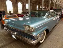 Mercury Montclair Sedan aus dem Jahr 1959. Die Modellreihe Montclair war im Modelljahr 1959 die mittlere Ausstattungsvariante im Programm der Ford-Tochter Mercury. Darunter war der Monterey und darüber der Park Lane angesiedelt. Ein solcher, im Farbton neptune turquoise lackierter Montclair war ab US$ 3308,00 zu haben. Als Montclair Sedan verkaufte sich das Modell im Jahr 1959 genau 9514 mal. Der V8-Motor hat einen Hubraum von 6273 cm³ und leistet 330 PS. Oldtimertreffen an der  Alten Dreherei  in Mülheim an der Ruhr am 18.06.2022.