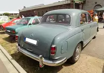 Heckansicht einer Mercedes Benz W180 II 220S Limousine. Oldtimertreffen an der  Alten Dreherei  in Mülheim an der Ruhr am 18.06.2022.