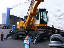 Ein Liebherr-Hydraulikbagger auf dem Gelnde des Bergwerks Auguste Victoria 3/7 in Marl beim Tag der offenen Tr am 9. Mai 2009. 
