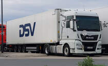 =MAN unterwegs mit einem Auflieger von DSV, 04-2022