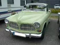 Volvo P121  Amazon  aus dem Jahr 1965. Volvo P121, in dieser Form wurde das Modell von 1956 bis 1970 produziert. Der besser unter der Bezeichnung  Amazon  bekannte Volvo wurde fast 670.000 mal produziert. Der Vierzylinderreihenmotor hat in diesem Modell einen Hubraum von 1778 cm³ und leistet 68 PS. Oldtimertreffen an der  Alten Dreherei  in Mülheim an der Ruhr am 19.06.2022.