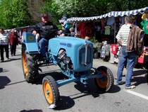 Warchalowski bahnt sich seinen Weg entlang der  Kirtagsstnde  in St.Martin/Innkreis; 090419