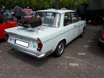 Heckansicht einer BMW 700 Limousine in der Luxusversion, wie sie in den Jahren 1961 und 1962 produziert wurde. Vorgestellt wurde das Modell BMW 700 bereits im Jahr 1959, aber erst 1961 kam die umfangreicher ausgestattete Luxus-Version auf den Markt. Das Design dieses sportlichen Kleinwagens stammt von Michelotti aus Turin. Als die Limousine 1962 eingestellt wurde, durfte das Coupe noch zwei Jahre weiter leben. Der im Heck verbaute, luftgekühlte Zweizylinderboxermotor hat einen Hubraum von 697 cm³ und leistet 30 PS. Die Höchstgeschwindigkeit wurde mit 120 km/h angegeben. Mit einem Kaufpreis von DM 4995,00 war die Luxusversion DM 235,00 teurer als der  normale  BMW 700,00. Oldtimertreffen in Siegen am 19.06.2022.