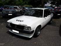 Opel Ascona B in der Karosserieversion zweitürige Limousine im Farbton polarweiß. Der glattflächige Ascona B wurde auf der IAA des Jahres 1975 vorgestellt. Er war als zwei- und viertürige Limousine lieferbar. Das Modell war mit etlichen Motorisierungen, sogar einem Dieselmotor, lieferbar. Der gezeigte Ascona B ist mit etlichen sportlichen Features, wie zum Beispiel den damals sehr beliebten ATS-Cup-Felgen ausgestattet. 1981 wurde die Produktion zu Gunsten des Nachfolgers Ascona C eingestellt. Oldtimertreffen in Siegen am 19.06.2022.