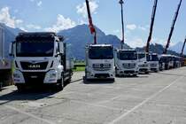 MAN und Mercedes Pritschen von baumat am 26.6.22 beim Trucker Festival Interlaken.