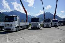 Mehrere Mercedes Pritschen von baumat am 26.6.22 beim Trucker Festival in Interlaken.