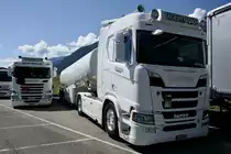 Zwei Scania Tanksattelzüge von Koeltrans am 26.6.22 beim Trucker Festival Interlaken.