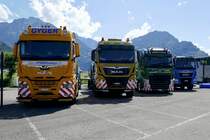Ein MAN Tieflader von Gyger, ein weiterer MAN, ein Volvo von Luginbühl & Co und ein MAN von Swiss Car Barras SA am 26.6.22 beim Trucker Festival Interlaken.