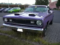 Plymouth Duster 340 aus dem Jahr 1971 im Originalfarbton plum crazy. Im Grunde war der 1970 vorgestellte Duster die Coupeversion des Plymouth Valiant. Er war mit drei Sechszylinderreihenmotoren mit 2.8l/115 PS, 3.2l/100 PS und 3.7l/110 PS, sowie zwei so genannten Small-block V8-Motoren mit 5.2l/150 PS und eben dem im abgelichteten Wagen verbauten 340 cui (5572 cm³) mit einer Leistung von 240 PS. Treffen  Fast´n loud  in Mülheim an der Ruhr am 01.07.2022.