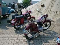 2 Jawa Motorr�der auf dem hinteren Gel�nde beim Oldtimertreffen in Hartmannsdorf 2009