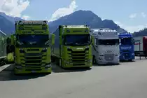 Zwei Scania Hängerzüge von Käppeli Logistik, ein DAF Hängerzug von G Trans und ein Renault Hängerzug von Domig am 26.6.22 beim Trucker Festival.