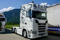 Eine Scania Zugmaschine von K.R.T. Sàrl am 26.6.22 beim Trucker Festival Interlaken.