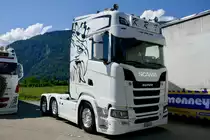 Eine Scania Zugmaschine von K.R.T. Sàrl am 26.6.22 beim Trucker Festival Interlaken.