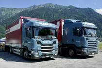 Eine Scania Pritsche und Sattelschlepper von Planzer am 26.6.22 beim Trucker Festival Interleken.