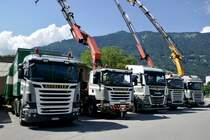 Mehrere Scania unf eine MAN Pritsche von Affolter Schüpfen am 26.6.22 beim Trucker Festival Imterlaken.