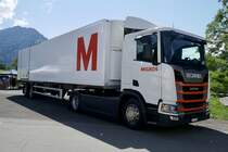 Ein Scania Sattelschlepper der Migros am 26.6.22 beim Trucker Festival in Interlaken.