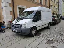 =Ford Transit steht anl. einer Trauung am Standesamt in Bad Reichenhall im Juli 2022