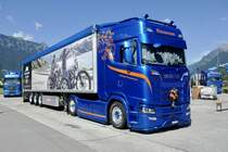 Ein Scania Sattelschlepper von Rüegsegger Transporte am 26.6.22 beim Trucker Festival Interlaken.