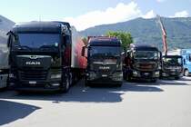MAN Sattelzug, Container und Kipper von Zaugg Belp AG am 26.6.22 beim Trucker Festival Interlaken.