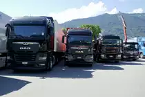 MAN Sattelzug, Container und Kipper von Zaugg Belp AG am 26.6.22 beim Trucker Festival Interlaken.