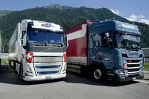 Volvo Sattelschlepper von Emmi und ein Scania Hängerzug von Planzer am 26.6.22 beim Trucker Festival Interlaken.