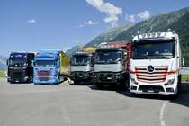 Zwei Scania Sattelschlepper von Kummer Transporte, zwei Renault Container Hadorn Forst GmbH und ein Actros  Kühlwagen von Emmi am 26.6.22 beim Trucker Festival Interlaken.